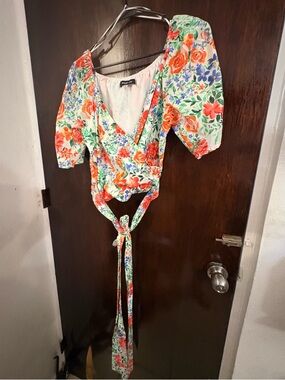 Bundle 3 for $25. Sugarlips White Floral Tie-Front Puff Sleeve Crop Top. Size XL